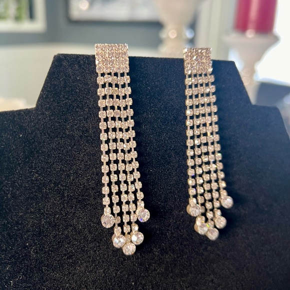 BREATHTAKING AND FUN LIGHT SILVER/CRYSTAL BLING EARRINGS - Picture 4 of 6